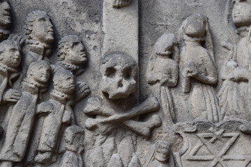 Betende Familie und Vanitassymbol auf einem Epitaph der Renaissance