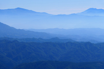 中部山岳国立公園、秋の八方尾根より御嶽山を望む。白馬、長野、日本。10月上旬。