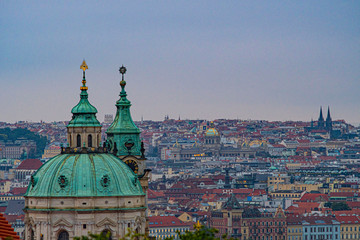 Obraz na płótnie Canvas Panorama Tetti di Praga, cupole e guglie