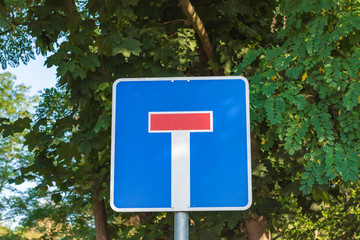 Schild für eine Anliegerstraße, die anzeigt , dass es eine Sackgasse ist