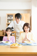 Obraz na płótnie Canvas パスタを食べる家族
