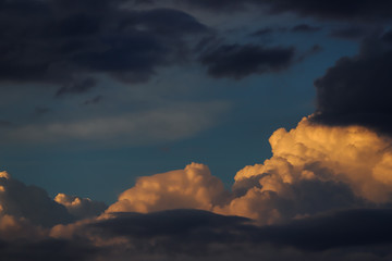 夏の綺麗な青空と鮮やかな夕焼け