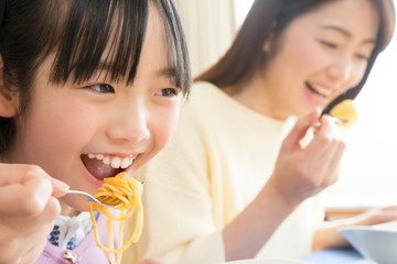 パスタを食べる親子