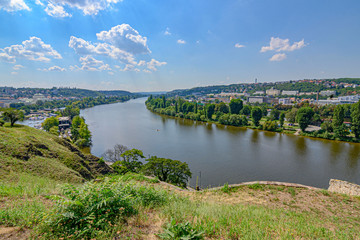Fototapeta na wymiar Praga, fiume Moldava panorama da Vyšehrad