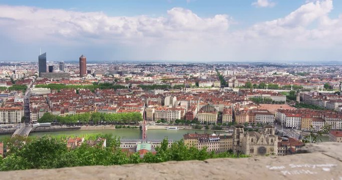 Vue sur Lyon depuis la basilique de Fourvi&egrave;re - France - Shot on RED