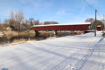 The West Montrose Covered Bridge　ウエスト・モントローズ・カバード・ブリッジ、カナダのオンタリオ州に残る唯一1880年の建築のカバーブリッジ。セント・ジェイコブスのウールリッチにあるグランド・リバーという川にかかっています。