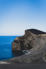 Küstenlandschaft mit blauem Himmel