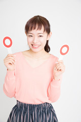 丸のプレートを持つ女性