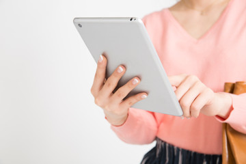 タブレットＰＣを見る女性