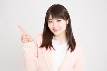 指差しをする女性