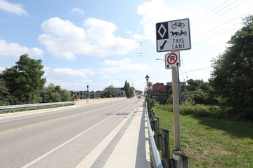 カナダのオンタリオ州セント・ジェイコブスで電気や自動車を使わない昔ながらの生活を送るメノナイトの人たちの交通手段の馬車。映画でで有名になったアメリカのアーミッシュは、もっと厳格。