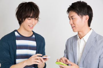 連絡先交換する男性