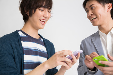 連絡先交換する男性