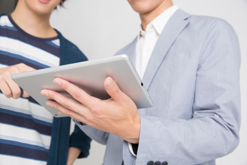 タブレットPCを見る男性 © Paylessimages