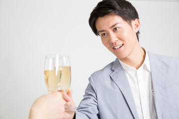 乾杯する男性