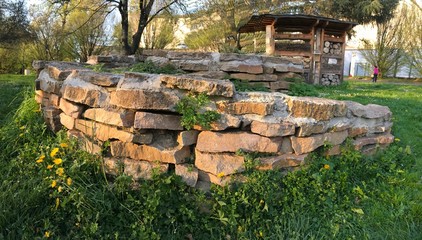 mur rond et vieilles pierres !