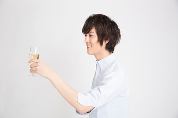 シャンパンで乾杯する男性