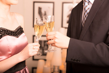 乾杯する男女の手元