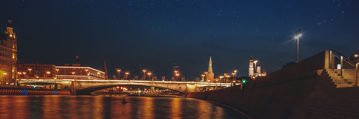 Obraz premium Moscow, the capital of Russia. Night landscape, view of the city center and the river at night. Starry sky over the city.