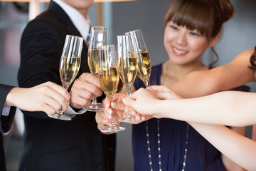 乾杯する男女