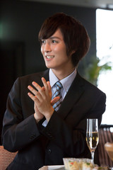 拍手をする男性