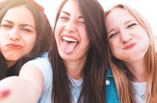 Group of best friends on vacation take a selfie - Happy friends have fun together during the trip taking a picture with funny faces.