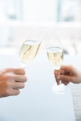 乾杯をするカップル