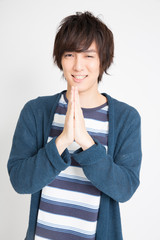 頼み事をする男性