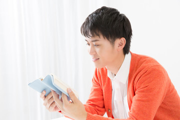 本を読む男性