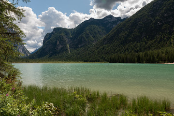Fototapeta na wymiar Panoramica del Lago di Dobbiaco, alta Val Pusteria