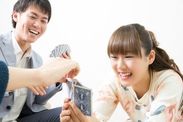 トランプで遊ぶ男女