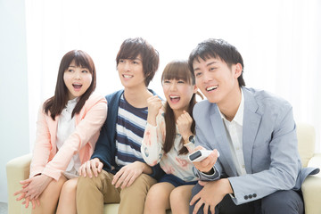 テレビを観る男女