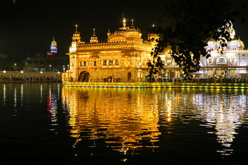 Fototapeta na wymiar night view of Shri Harmandir Sahib