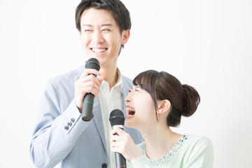 カラオケで歌うカップル
