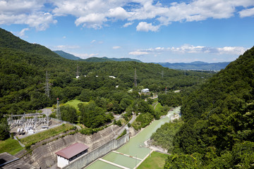 Fototapeta na wymiar 大町ダムの天端から高瀬川と市街地方面を望む 長野県大町市