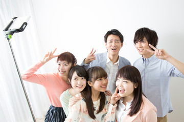 自撮りをする男女