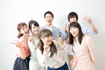 ピースをする男女