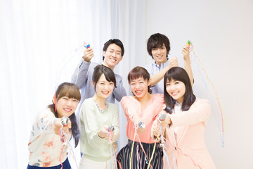 クラッカーをうちならす男女