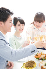 乾杯をする男女