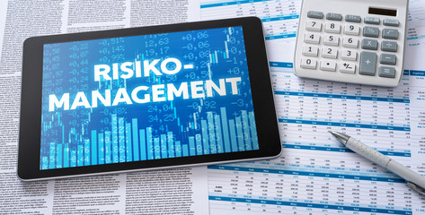 Tablet mit Finanzunterlagen - Risikomanagement