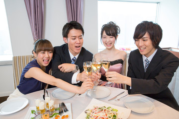 乾杯をする男女