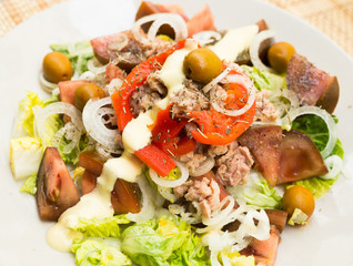 mediterranean vegetable salad with tuna