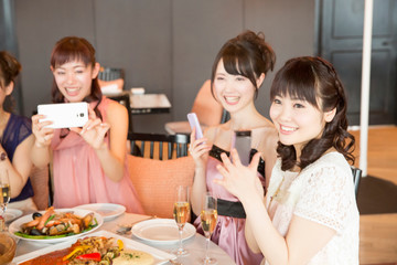 拍手をする女性