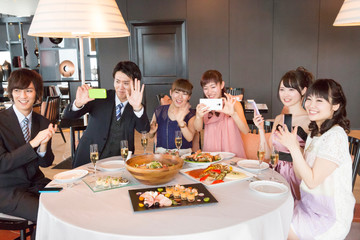 拍手をする男女