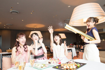 クラッカーでお祝いする女性