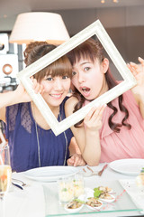 フレームを持つ女性