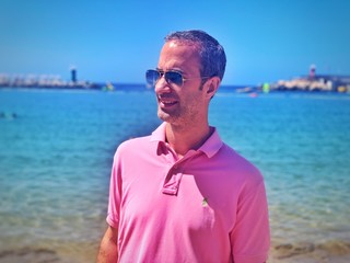 Jeune homme en rose dans la mer