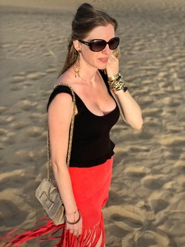 Jeune femme devant des dunes de sable désertique