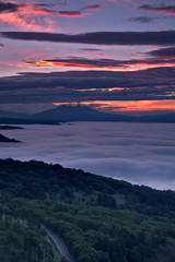 雲海の広がる夜明けの風景。美幌峠、北海道。