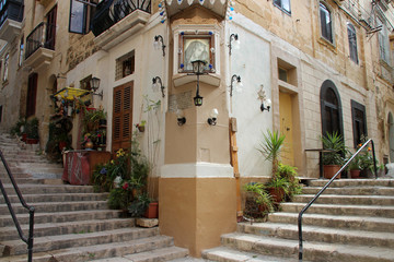 Fototapeta na wymiar street and houses in senglea (malta)